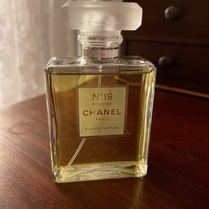 Chanel No 19 poudre perfume